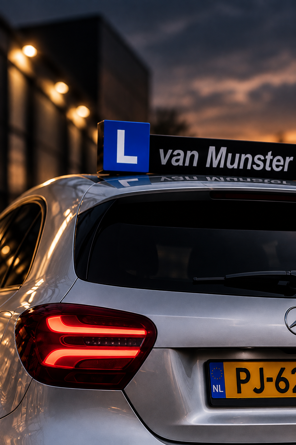 Close-up achterzijde lesauto Rijschool Van Munster